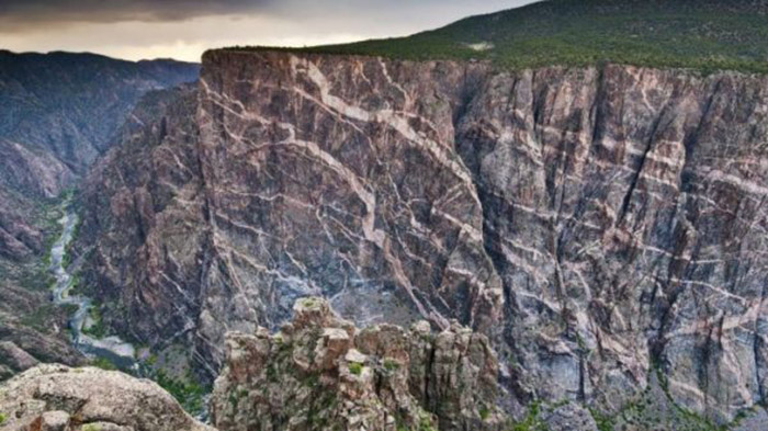 Sự hình thành các mỏ đá thạch anh hồng